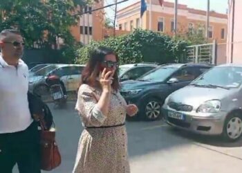 Alketa Pere mbërrin në SPAK, mjekja pritet me “ironi’ nga gazetarët: Je bërë e bukur