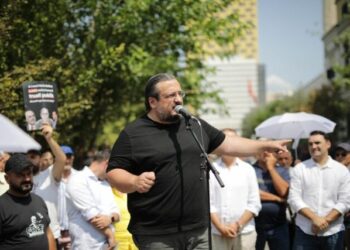 Në Kuvend debate/ Para Bashkisë protestë, Teliti: Drejtësia të merret me peshkaqenët