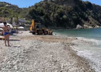 Video skandali/ Eskavatori futet mes për mes plazhit të Potamit, policia bën sehir