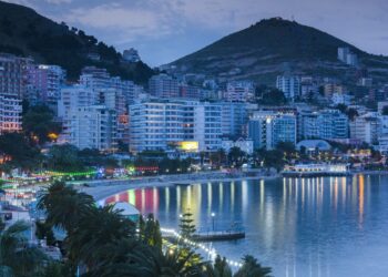 Të huajt nxijnë Sarandën dhe “Maldivet e Europës”: Pis e rrëmujë, çdo gjë në ndërtim