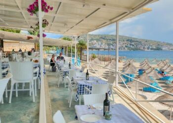 Ikin vendasit, vijnë turistët low cost, ulet me 20% konsumi në restorante