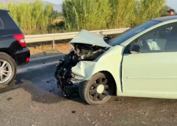 Aksident në aksin Lezhë-Shkodër, automjeti përplaset me barrierat metalike