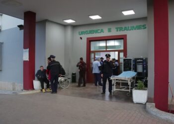 E rëndë te Spitali i Traumës, gruaja godet me grusht rojen dhe kafshon policin