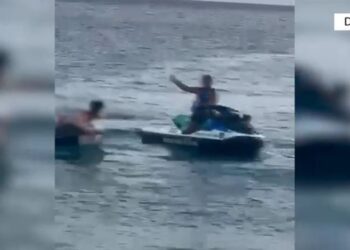 Kishin dalë në det me gomone, bllokohen dy pushuesit në Dhërmi