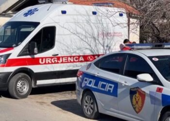 E rëndë/ Gjendet i pajetë në banesë 50-vjeçari në Devoll, dyshimet e para