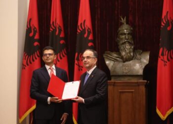 Ditën që u “pagëzua” Ministër i Mbrojtjes, Pirro Vengut i shkoi emri në SPAK!