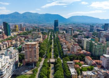 Gara ndër-kontinentale vetëm me transport publik me destinacion Shqipërinë