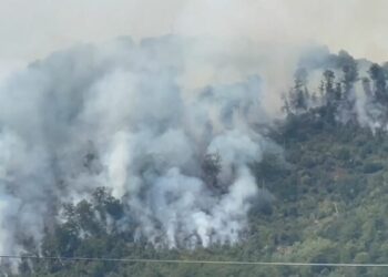 Zjarri në Bulqizë i afrohet banesave, ndërhyrje nga ajri