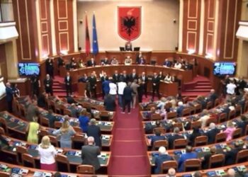 Video/ Momenti që na shpëtoi, Ori Nebiaj shtyp butonat për Bardhin, Bashën e Tabakun