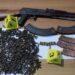 E kallëzoi fqinji pas sherrit, 55-vjeçarit i gjendet në banesë një kallashnikov