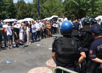 Protesta e 19-të e opozitës zgjati më pak se një orë