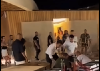 Kërcet grushti në Palasë/ Disa persona dhunojnë brutalisht të riun (video)