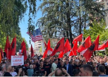 Shqiptarët në Bujanoc protestojnë kundër Vuçiç: Duam libra shqip!