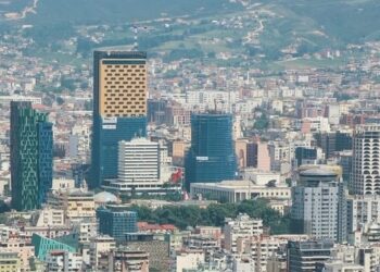 Bankat fillojnë të nuhasin risk në ndërtim, shtrëngojnë kredinë për blerje banesash