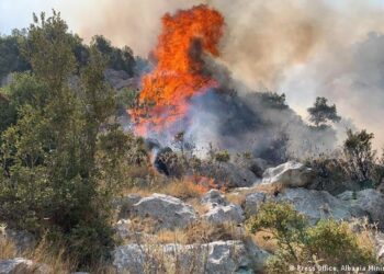 Përkeqësohet situata në Kallmet të Lezhës, zjarri përhapet drejt zonave të banuara