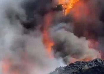Zjarr masiv në fabrikën e plastikës pranë Kurumit në Elbasan
