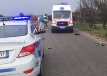 Sarandë/ 3-vjeçari goditet aksidentalisht nga automjeti që drejtohej nga i ati