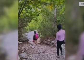 Policia ndihmon dy turiste angleze, humbën në Majën e Jezercës