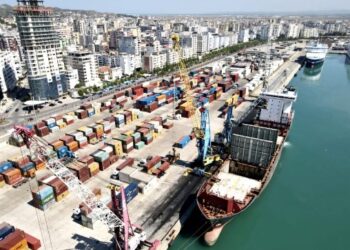 Rrëzohet nga shkallët e anijes, humb jetën 22-vjeçari