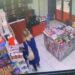 Tentoi të rrëmbejë vajzën e vogël në market, policia identifikon gruan