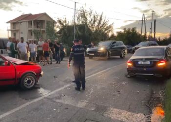 Përplasen dy automjete në Lezhë, dy persona të plagosur