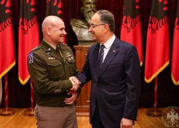 Presidenti Begaj pret gjeneralin Christopher Cavoli
