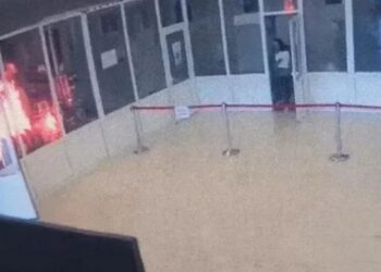 Parlamentit rumun i vihet flaka, evakuohen 300 persona