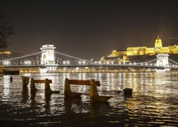 Preket nga përmbytjet ndërtesa historike e Parlamentit të Hungarisë