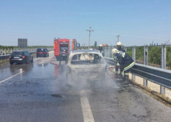Minifurgoni i peshkut shkrumbohet në Sarandë, dyshohet për shkëndijë elektrike