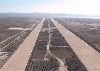 Punonjësit e aeroportit të Vlorës bllokojnë punimet, shkak pagat