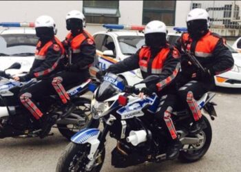 Polici Rezart Berberi në kërkim pasi qëlloi drejt një makine