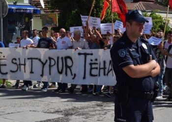 Diplomacia e shurdhër: BE injoron thirrjet e shqiptarëve në Serbi