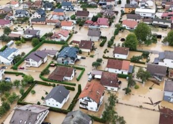 19 të vdekur dhe dhjetra të zhdukur nga përmbytjet në Bosnje