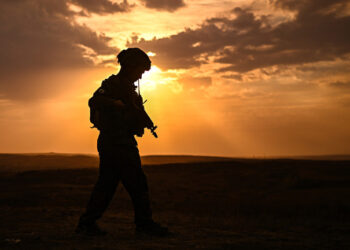 Rusët që përballen me akuza për krime, por regjistrohen në ushtri, do të falen