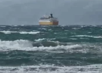 Porti i Durrësit pezullon lundrimet drejt Barit për shkak të motit