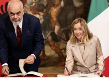 ‘The Guardian’ për kampet italiane në Lezhë: Precedent i rrezikshëm në BE