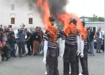 Deputetët e opozitës djegin manekinat me  fytyrat e mazhorancës para parlamentit