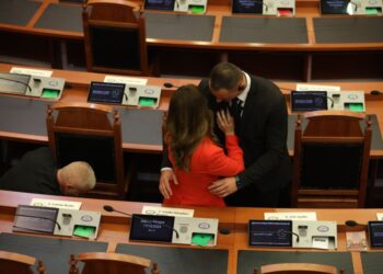 Deputetët Elda Hoti dhe Petrit Doda përjashtohen me 10 ditë nga Kuvendi