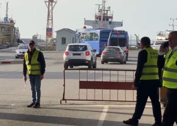 12 emigrantët mbërrijnë në portin e Shëngjinit, niset anija