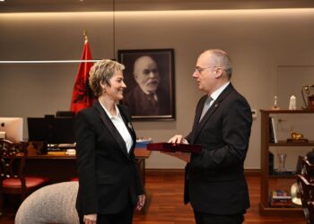 Ministri Hasani pret në Tiranë kryetaren e Komunës së Preshevës