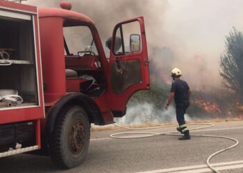 Zjarr  në  një banesë në Dropull, flakët rrezikojnë banesat