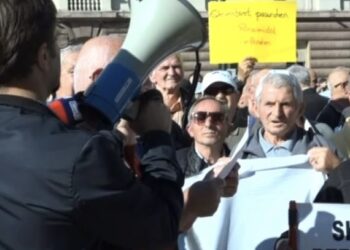 Pensionistët protestojnë para Kryeministrisë