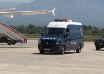 Ishin shpallur në kërkim ndërkombëtar, ekstradohen dy persona
