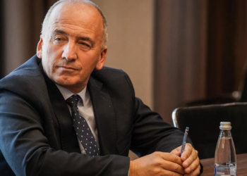 Sulmohet fizikisht kryetari i Komunës së Pejës