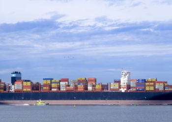 Anija me mbetjet e rrezikshme rikthehet në portin e Durrësit