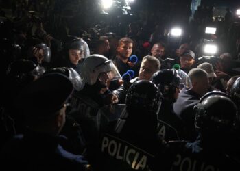 Protesta e opozitës, policia procedon 4 deputetë dhe mbi 25 protestues