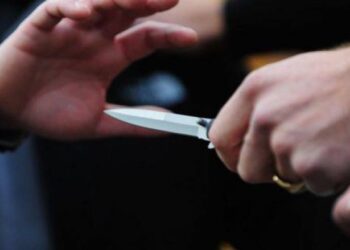 Krim në familje/ Babai plagos me thikë djalin 15-vjeçar