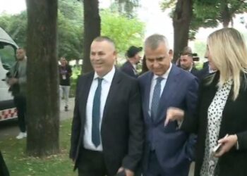 Deputetët e opozitës dorëzohen dhe largohen nga oborri i Parlamentit