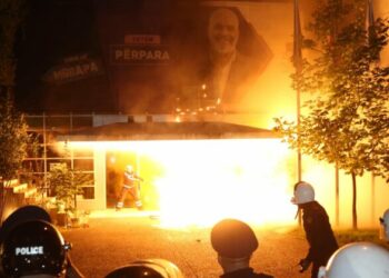 Tre orë mosbindje civile, opozita mbyll protestën në Tiranë