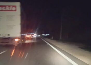 Aksident në Lushnjë/ Makina përplaset me shtyllën e tensionit, 1 i plagosur